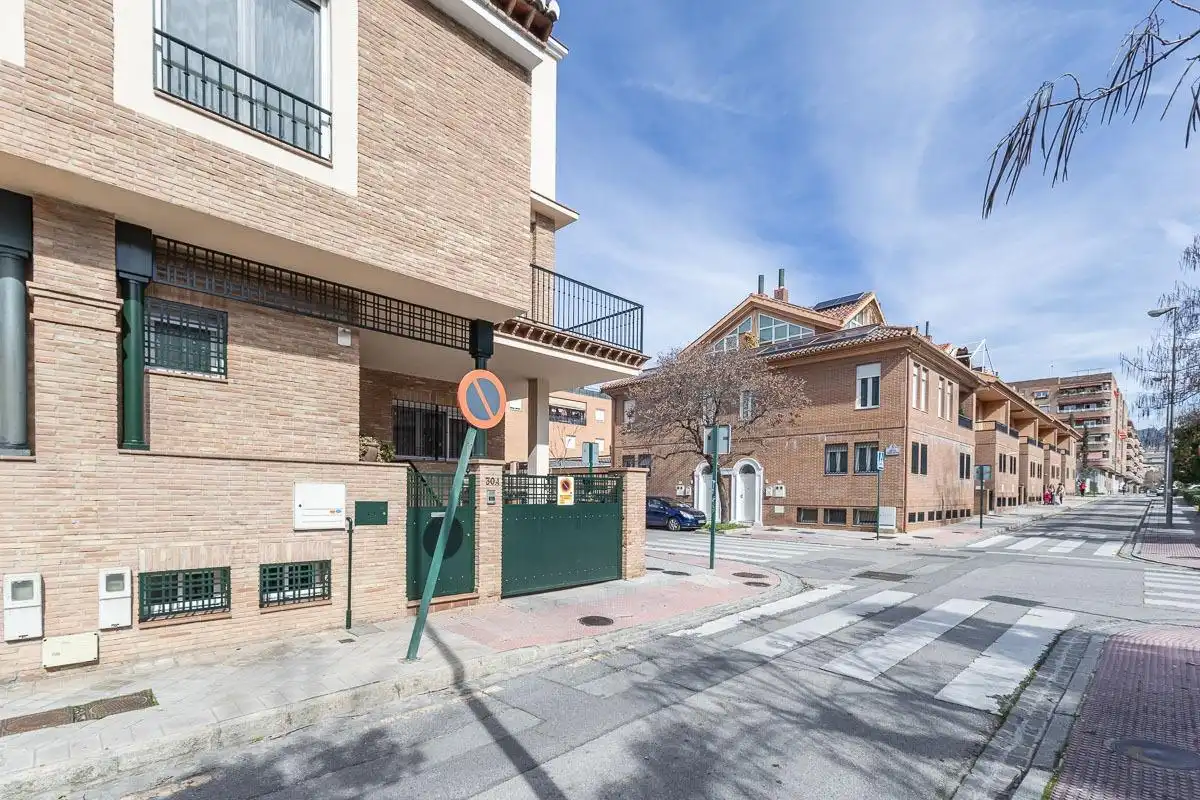 Vista exterior de Casa adosada en venta en Granada con Calefacción, Jardín privado y Terraza