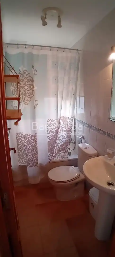 Badezimmer von Dachboden zur Miete in Punta Umbría mit Schwimmbad