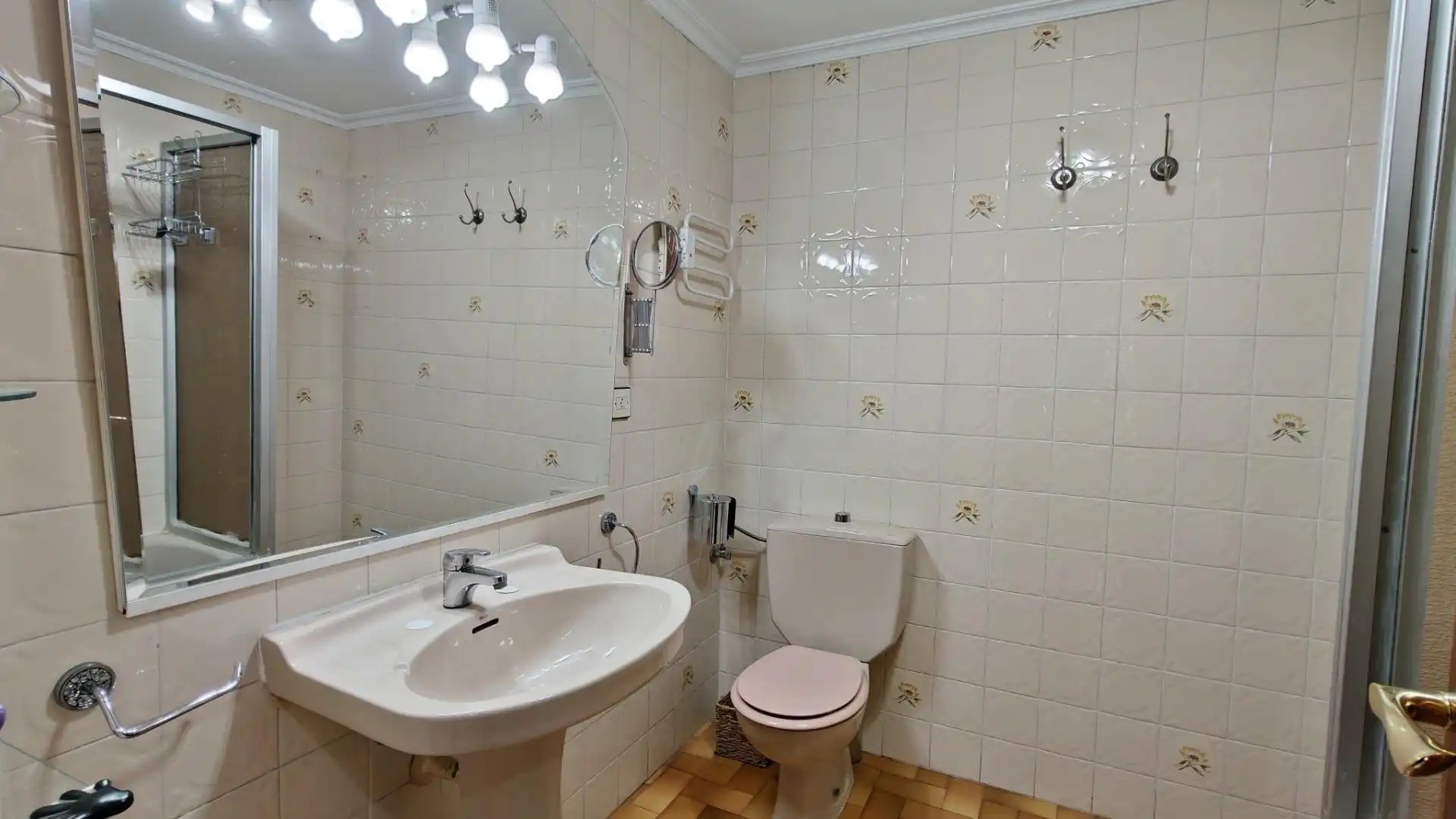 Baño de Piso en venta en Oviedo  con Calefacción y Amueblado