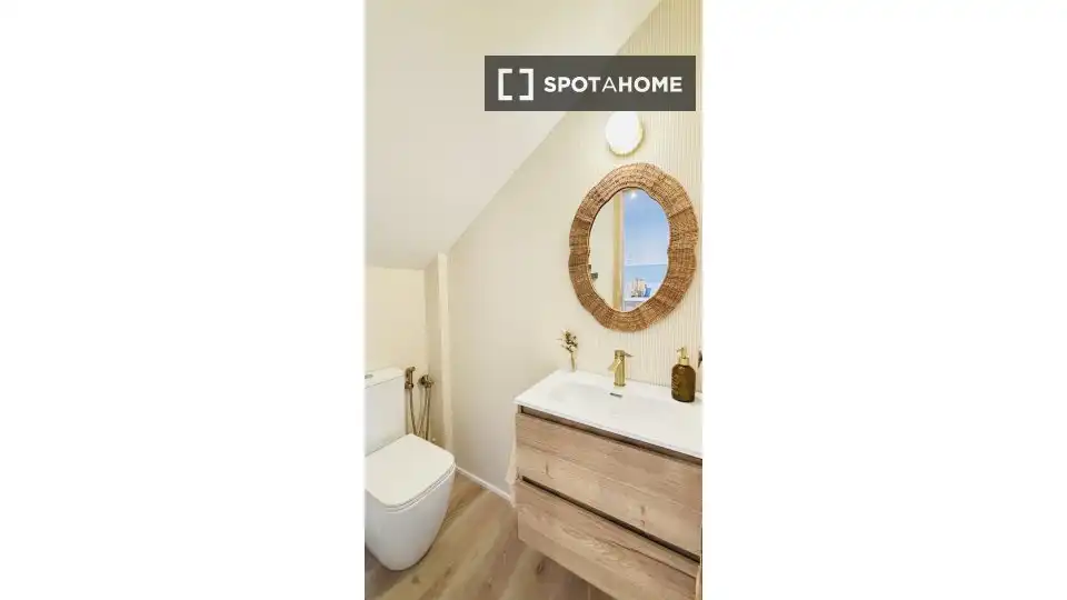 Baño de Apartamento para compartir en Benidorm con Aire acondicionado, Terraza y Amueblado