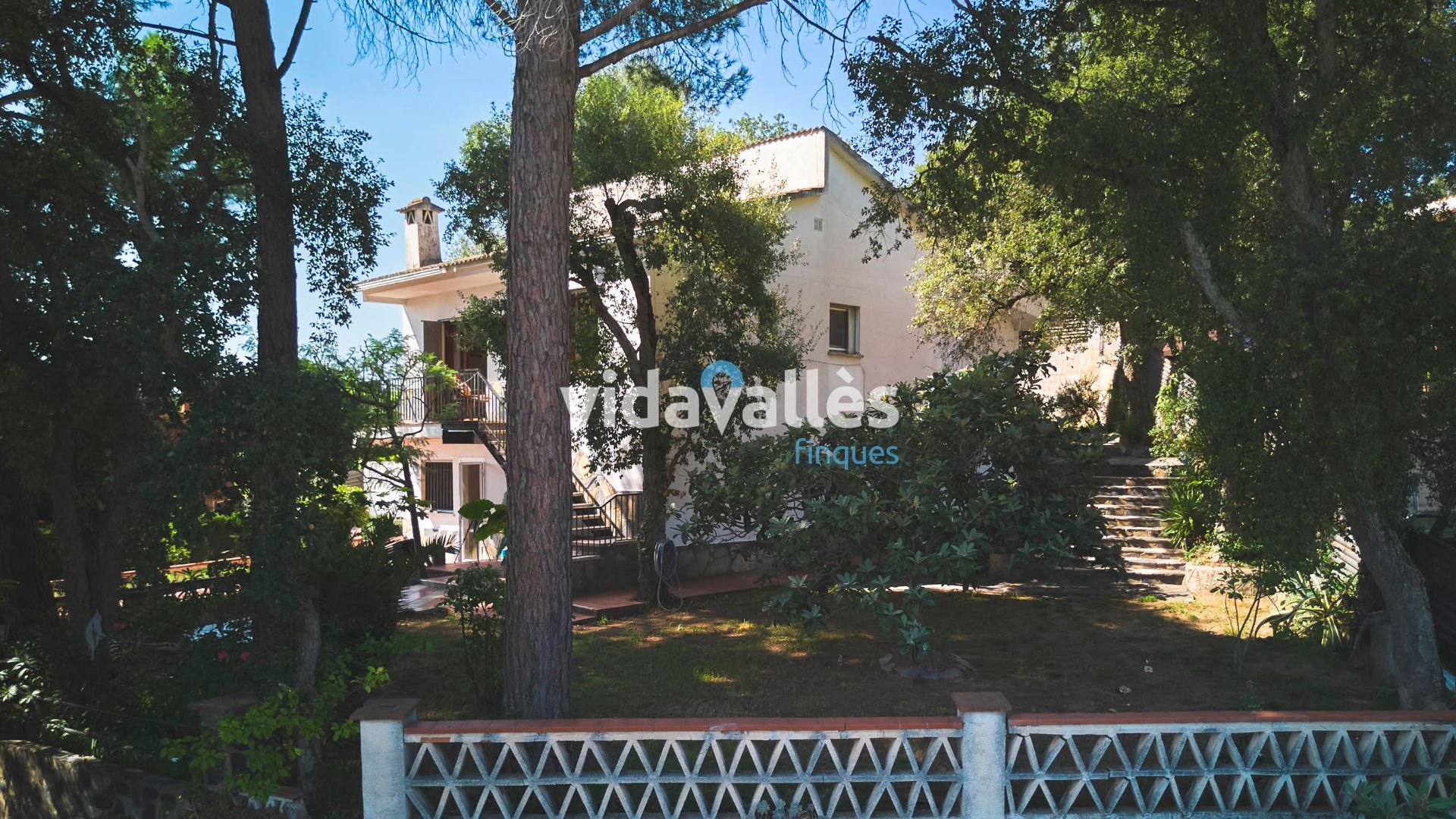 Vista exterior de Casa o xalet en venda en Cànoves I Samalús amb Calefacció, Jardí privat i Parquet