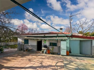 House with pool for sale in M-222