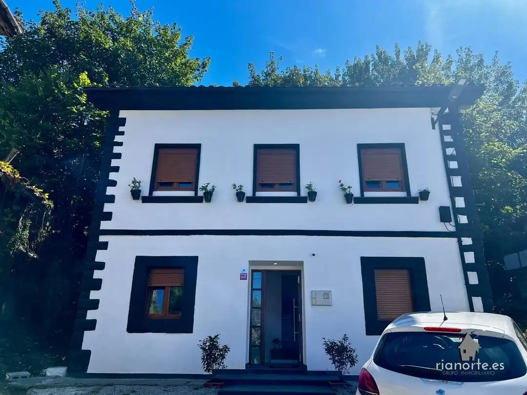 Vista exterior de Casa o xalet en venda en Langreo amb Calefacció