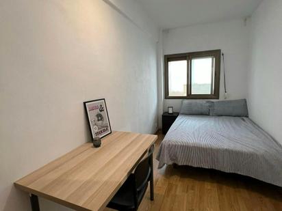 Bedroom of Flat to share in  Barcelona Capital  with Heating, Washing machine and Balcony