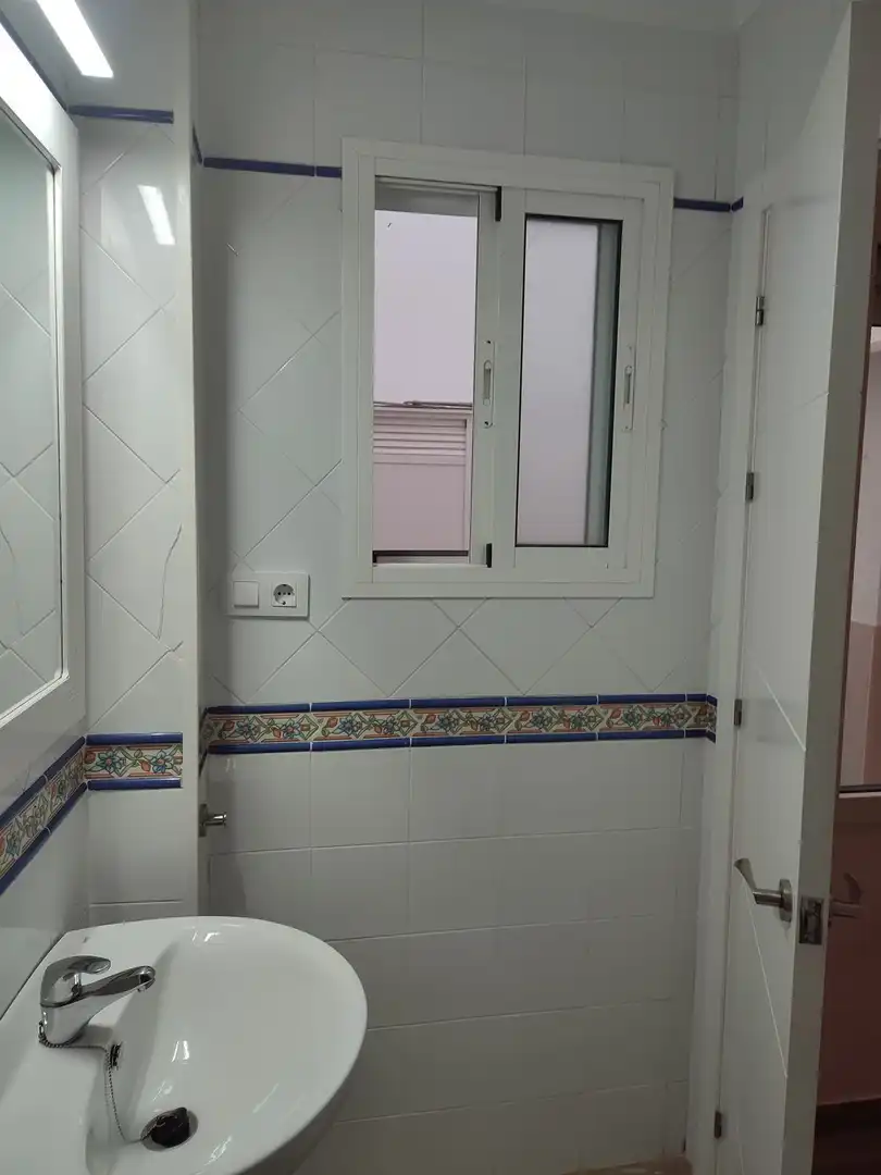 Badezimmer von Wohnung zum Verkauf in Conil de la Frontera mit Klimaanlage und Abstellraum