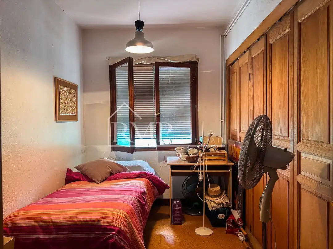 Schlafzimmer von Dachboden zum Verkauf in Barcelona mit Heizung, Terrasse und Abstellraum