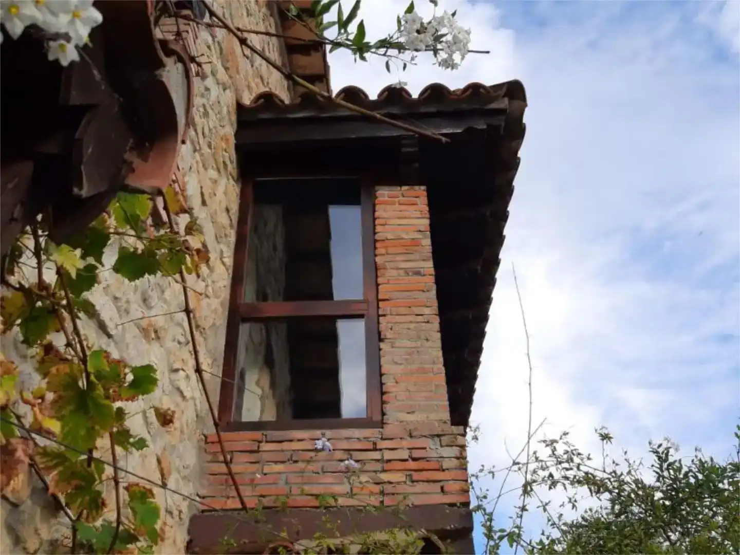Vista exterior de Casa adosada en venda en Riotuerto amb Balcó