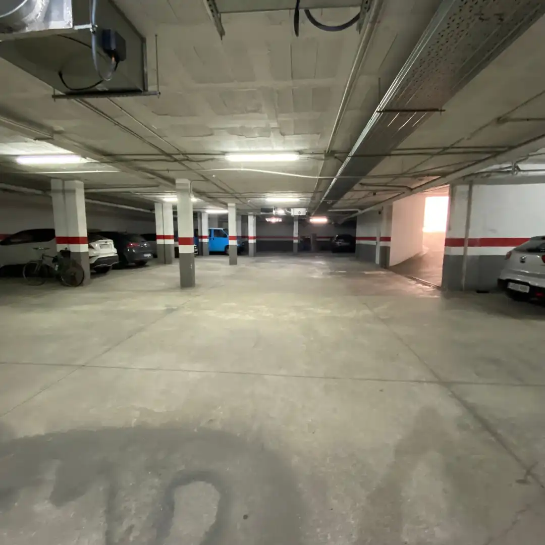 Parking de Casa adosada en venta en Dos Hermanas con Aire acondicionado, Parquet y Trastero