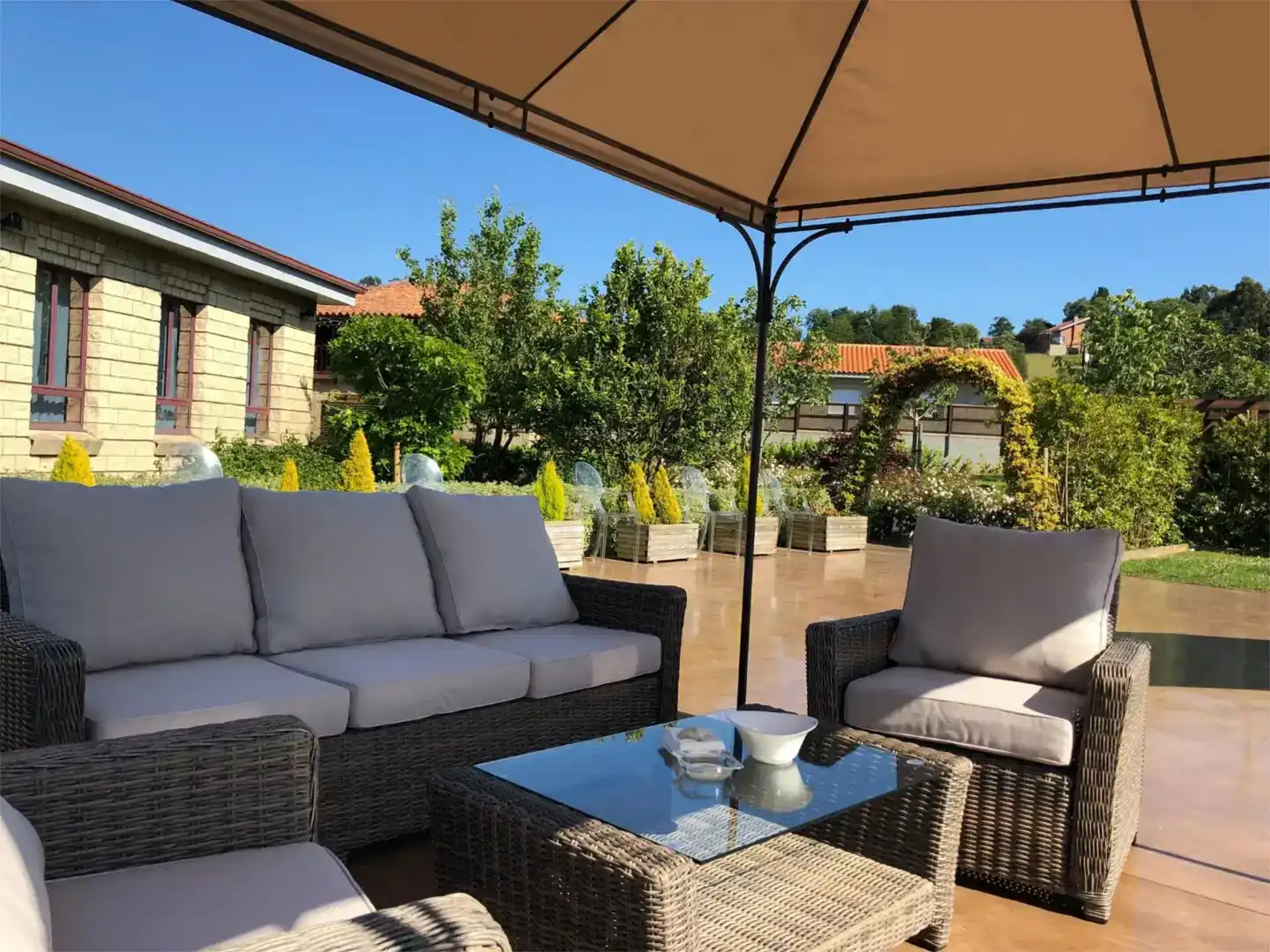 Terrasse von Geschaftsraum zum Verkauf in Gozón mit Klimaanlage, Parkett und Möbliert