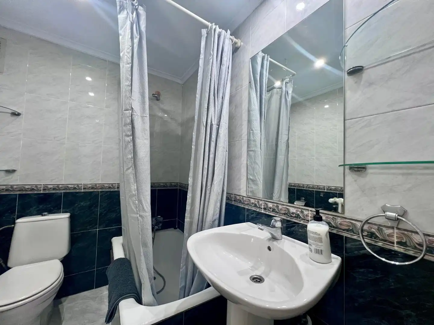 Bathroom of Flat for rent in Oviedo   with Heating and Furnished