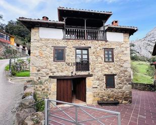 Vista exterior de Casa o xalet en venda en Cillorigo de Liébana amb Calefacció, Jardí privat i Terrassa