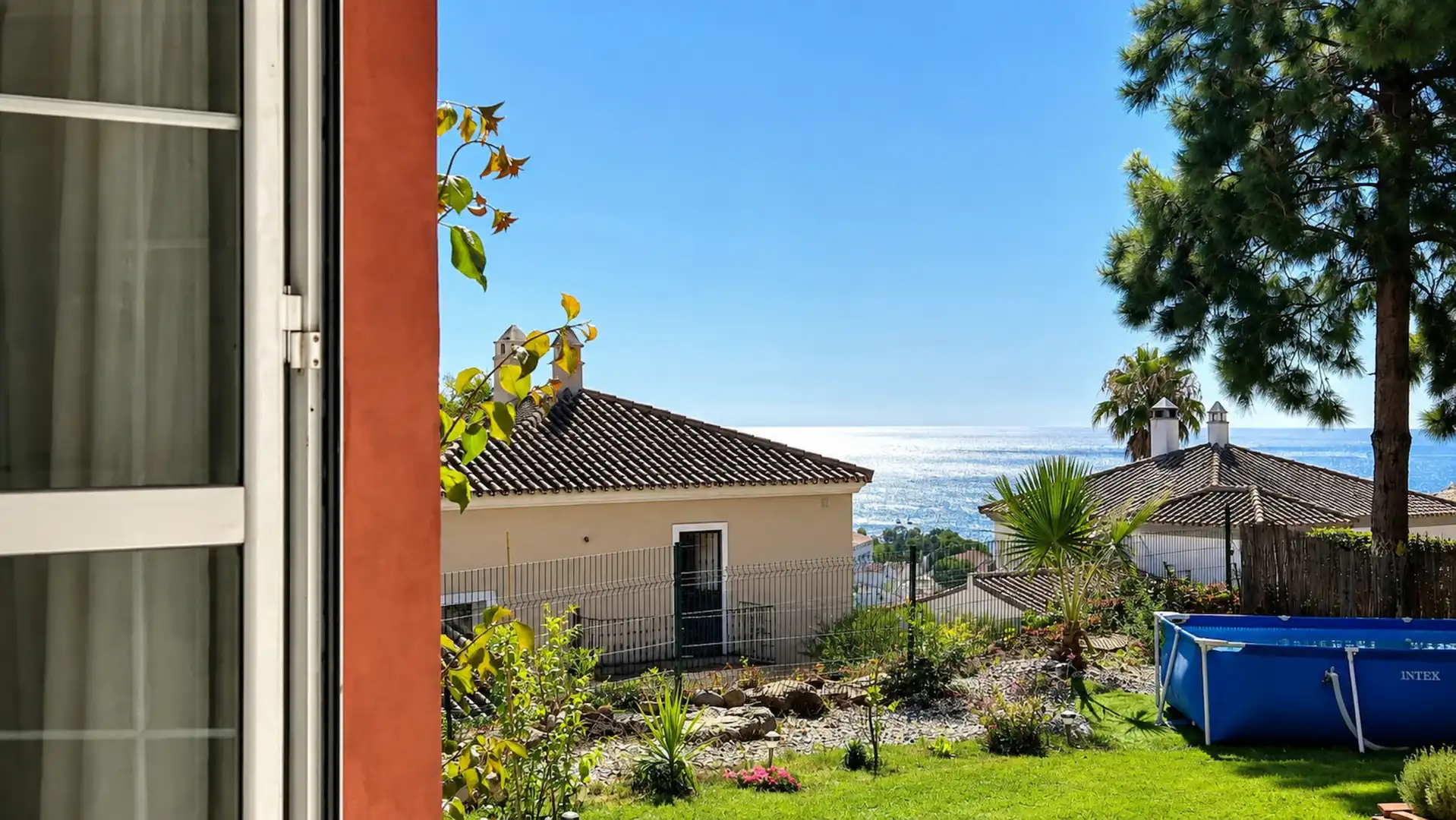 Außenansicht von Maisonette zum Verkauf in Manilva mit Privatgarten, Terrasse und Schwimmbad