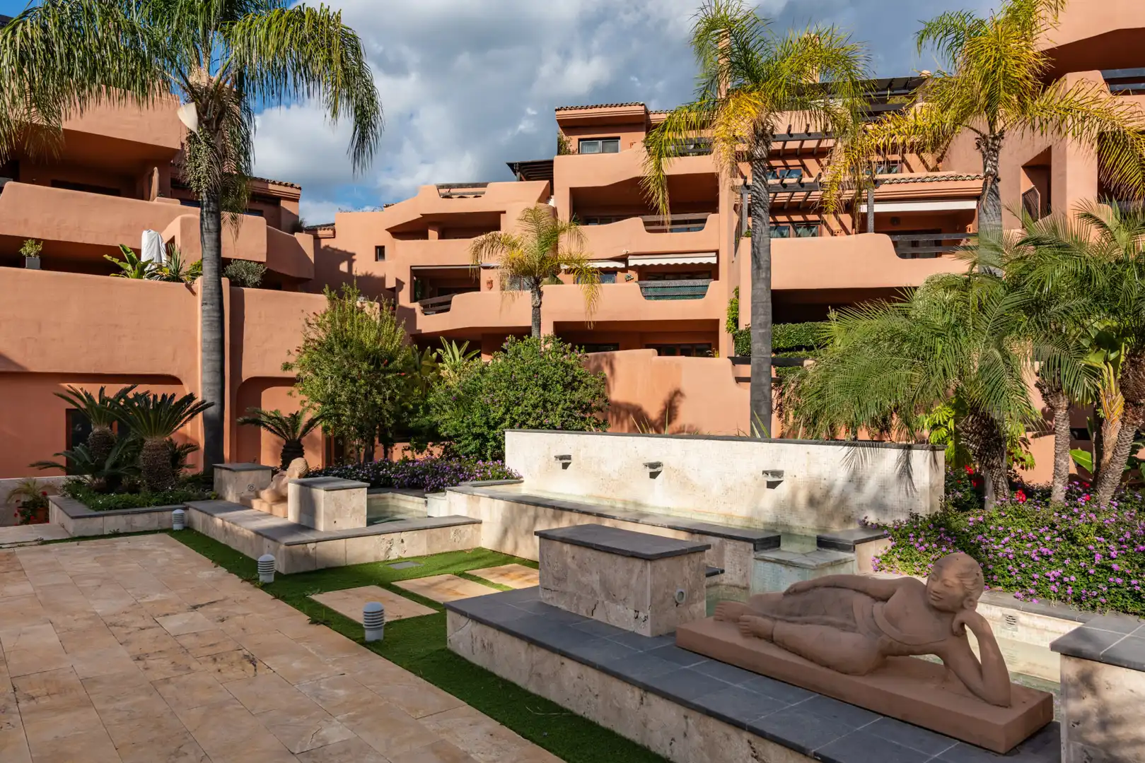 Vista exterior de Apartament en venda en Estepona amb Aire condicionat, Terrassa i Piscina