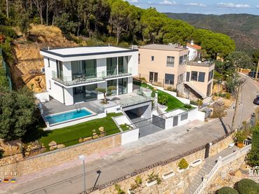 Casa amb piscina en venda a Serra Brava