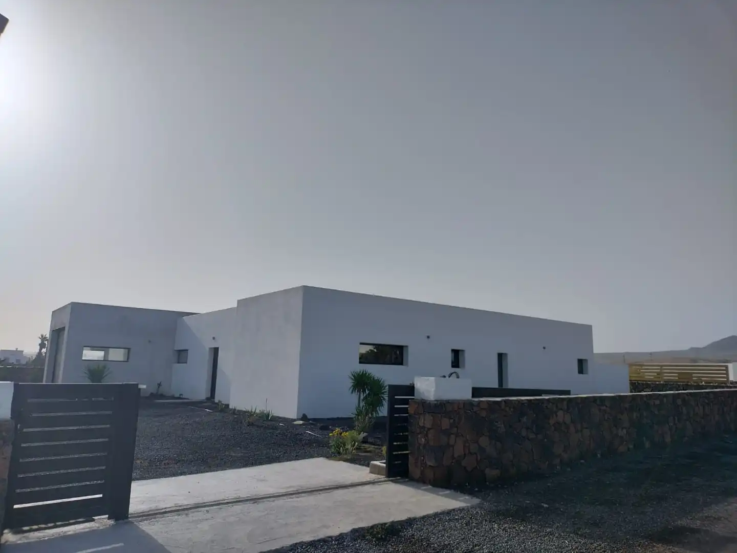 Vista exterior de Casa adosada en venda en La Oliva amb Jardí privat, Terrassa i Piscina