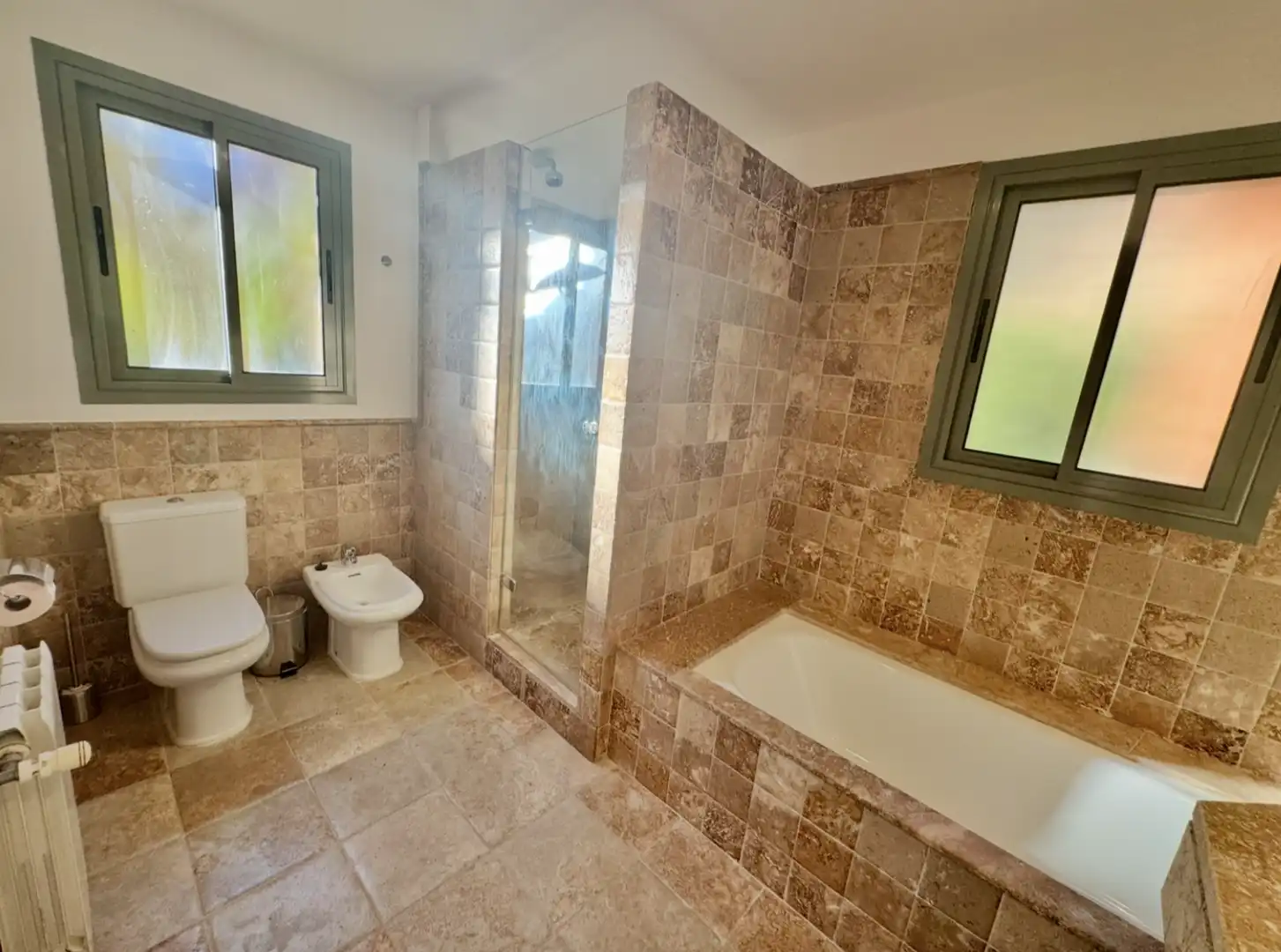Bany de Apartament de lloguer en Benahavís amb Aire condicionat, Calefacció i Terrassa