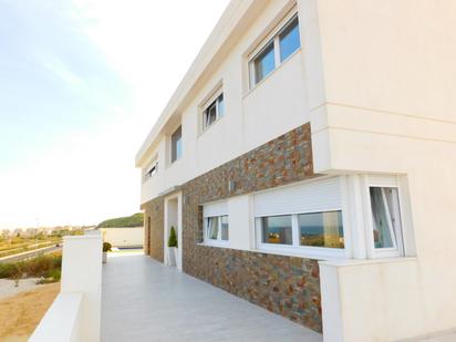 Vista exterior de Casa o xalet en venda en Guardamar del Segura amb Aire condicionat, Terrassa i Piscina