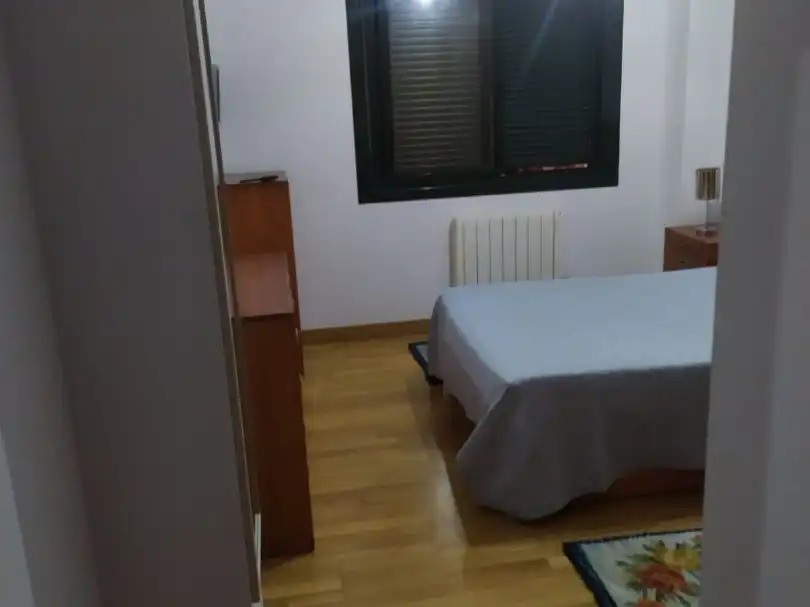 Dormitori de Apartament de lloguer en A Illa de Arousa  amb Calefacció, Jardí privat i Parquet