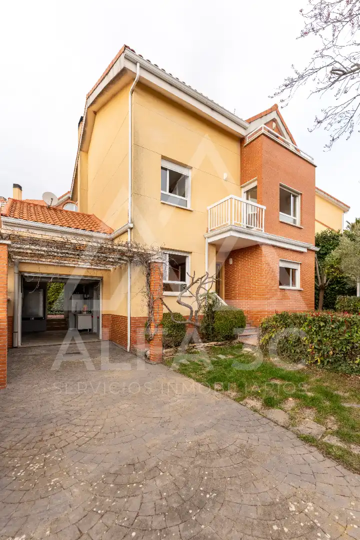 Vista exterior de Casa o chalet en venta en Venturada con Aire acondicionado, Calefacción y Jardín privado