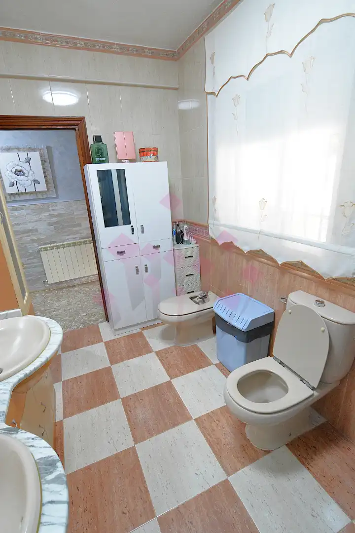 Bany de Casa o xalet en venda en Ciudad Real amb Aire condicionat, Calefacció i Jardí privat