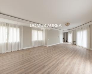 Sala d'estar de Àtic de lloguer en  Madrid Capital amb Aire condicionat i Terrassa