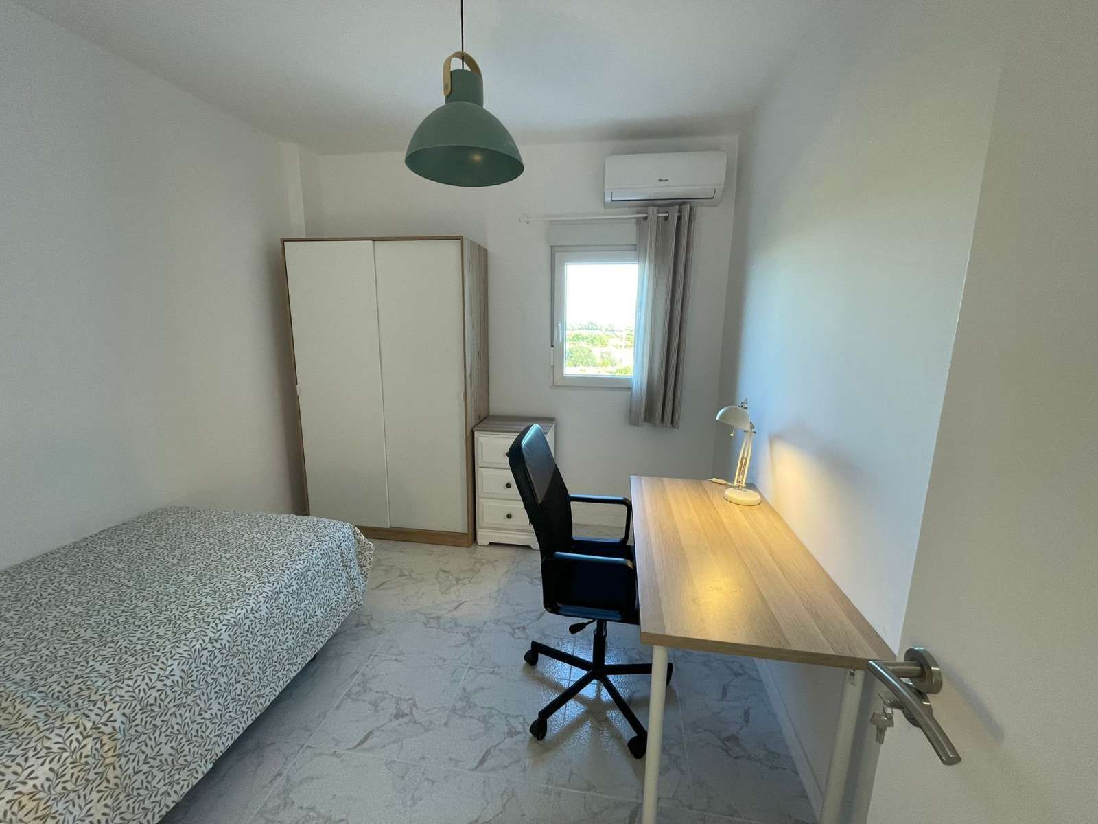 Bedroom of Flat to share in Moncada  with Air Conditioner and Terrace