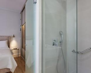 Bathroom of Flat to rent in  Granada Capital  with Air Conditioner, Furnished and TV