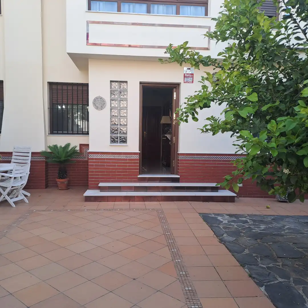 Casa adosada en venda en Dos Hermanas amb Aire condicionat, Traster i Piscina comunitària