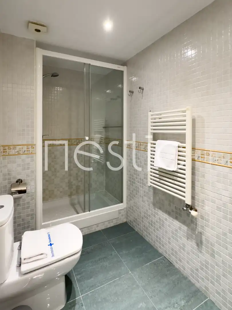 Bany de Apartament de lloguer en Madrid amb Aire condicionat, Calefacció i Moblat