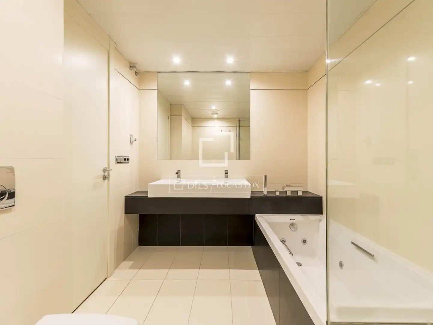 Baño de Piso en venta en Barcelona con Aire acondicionado, Calefacción y Jardín privado