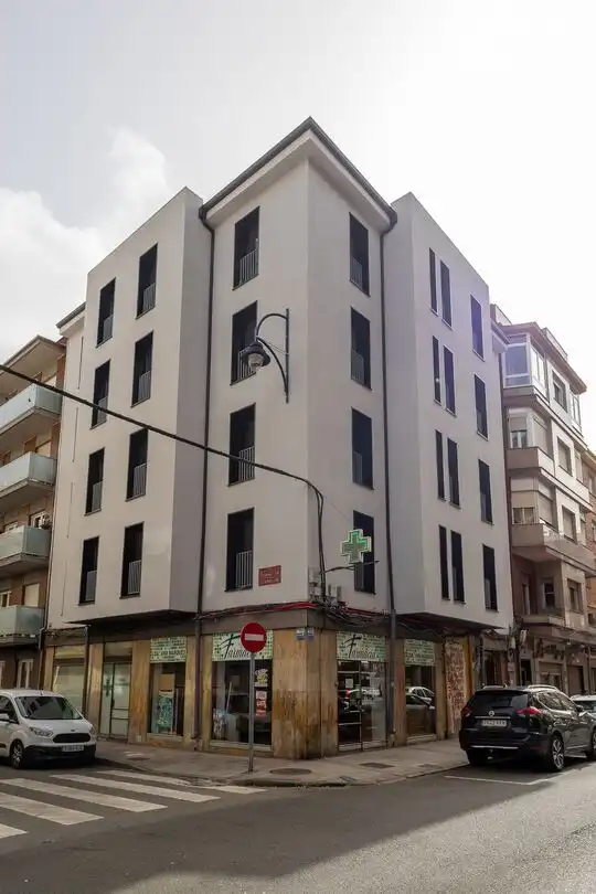 Vista exterior de Piso en venta en León Capital  con Calefacción