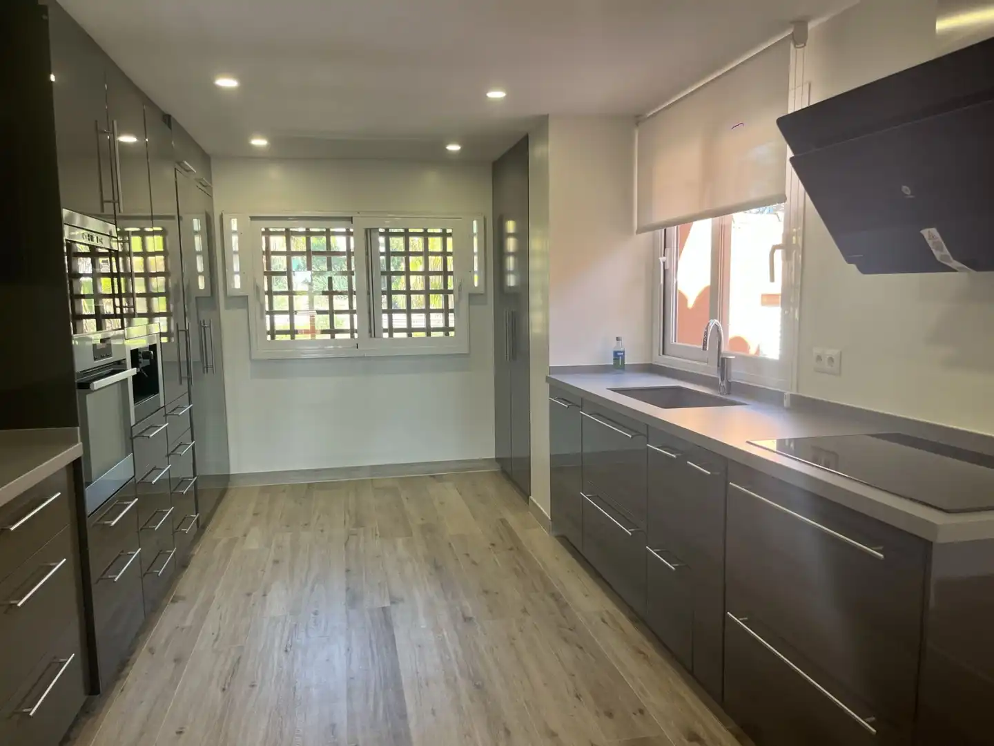 Küche von Wohnung zum Verkauf in Estepona mit Klimaanlage, Heizung und Privatgarten