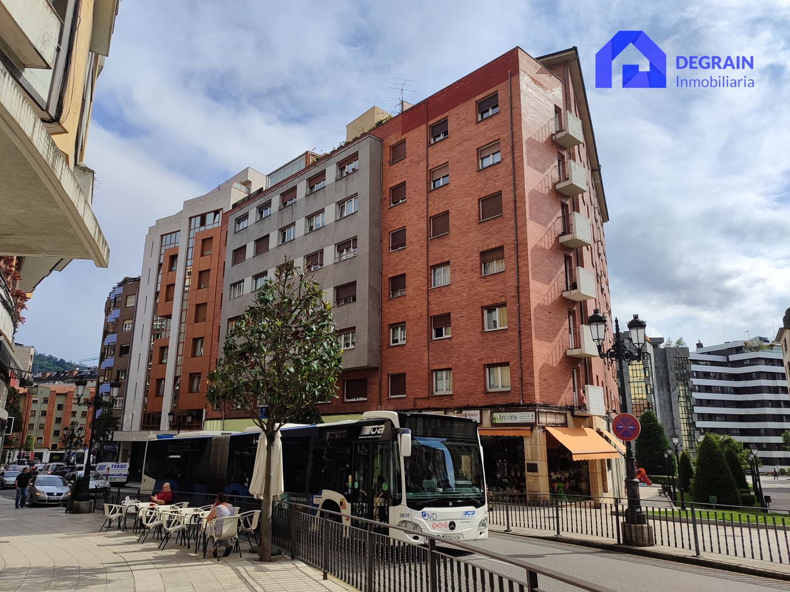 Vista exterior de Pis en venda en Oviedo  amb Calefacció