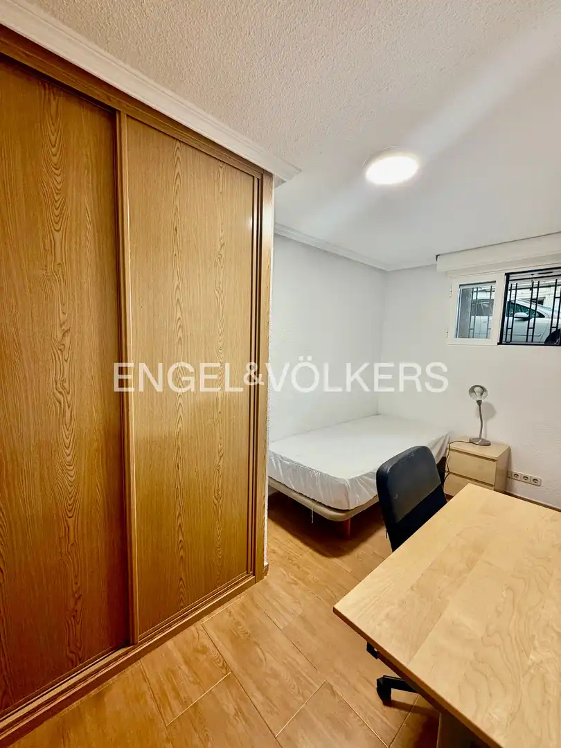 Schlafzimmer von Wohnung zur Miete in Madrid mit Heizung, Parkett und Möbliert