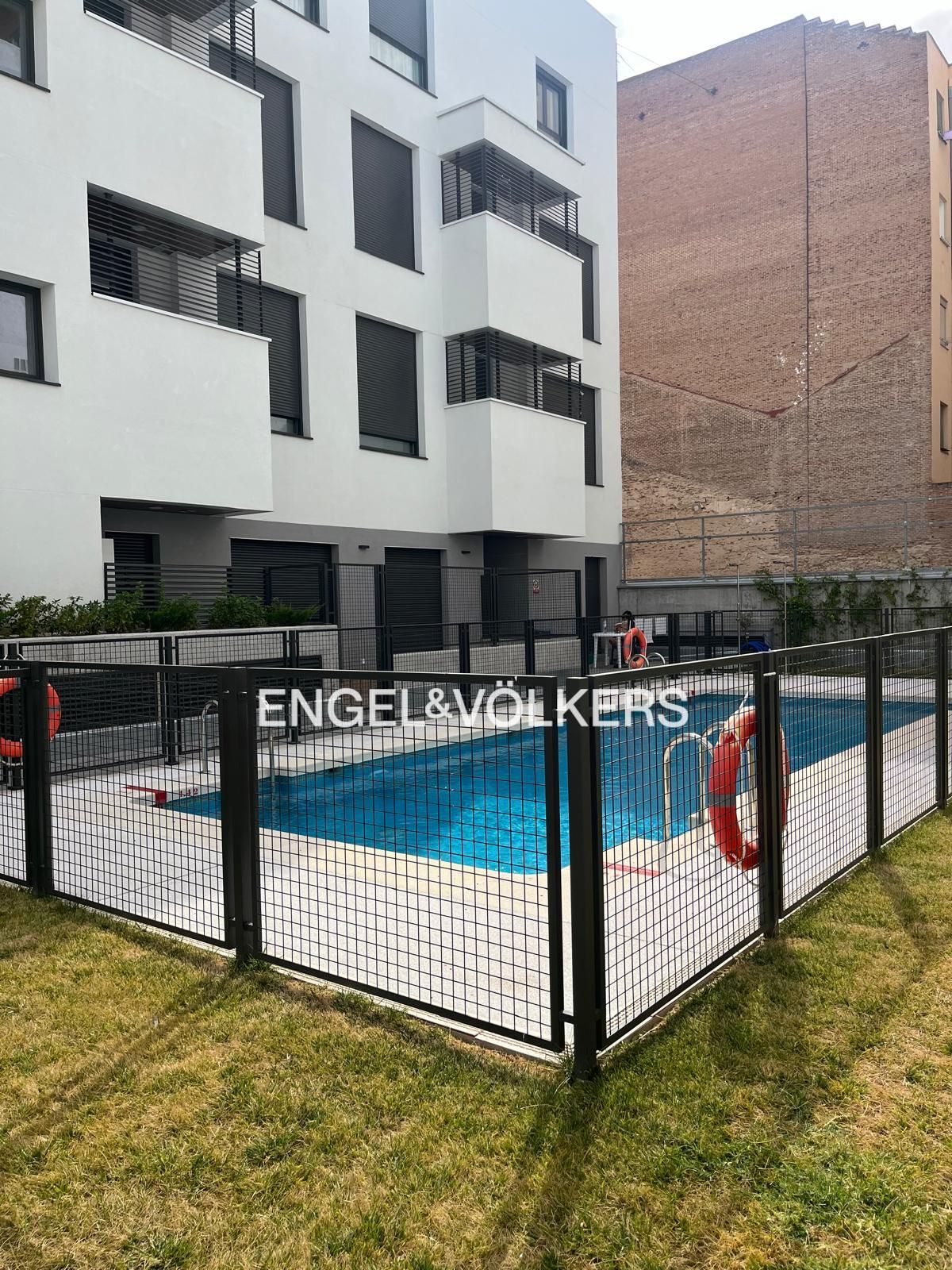 Piscina de Apartament de lloguer en  Madrid Capital amb Aire condicionat, Calefacció i Jardí privat