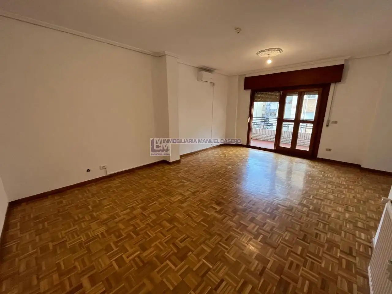 Living room of Flat for rent in Cáceres  with Air Conditioner, Heating and Parquet flooring