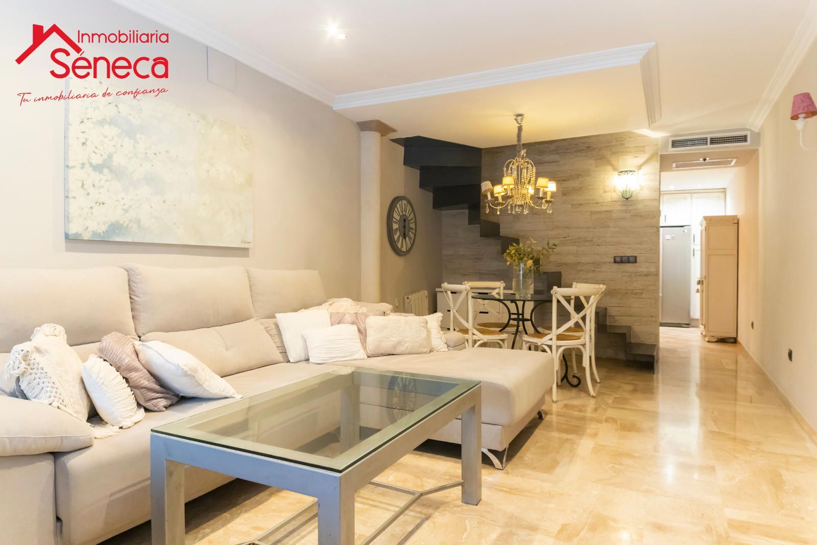 Sala d'estar de Casa adosada en venda en  Córdoba Capital amb Aire condicionat, Calefacció i Terrassa