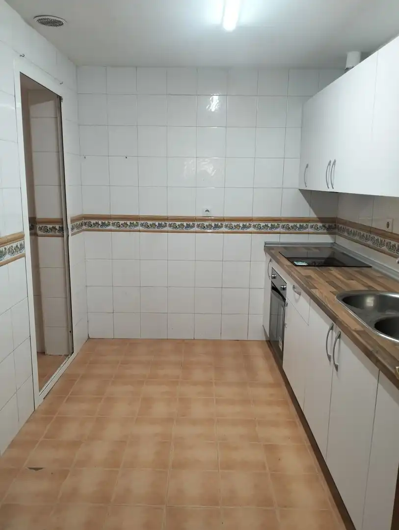 Küche von Wohnung zum Verkauf in Málaga mit Klimaanlage, Privatgarten und Terrasse