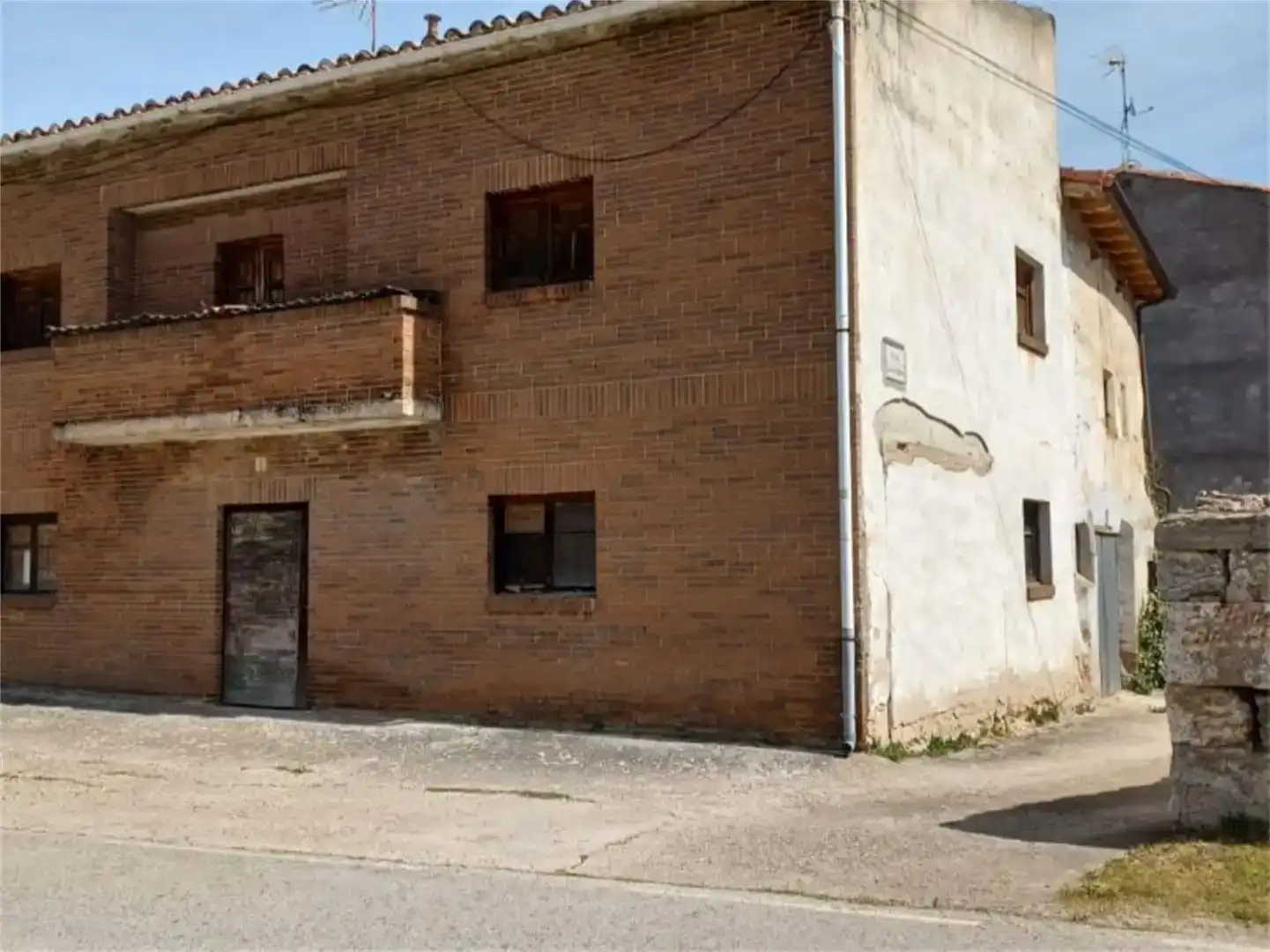 Vista exterior de Casa adosada en venda en Valle de Oca amb Balcó