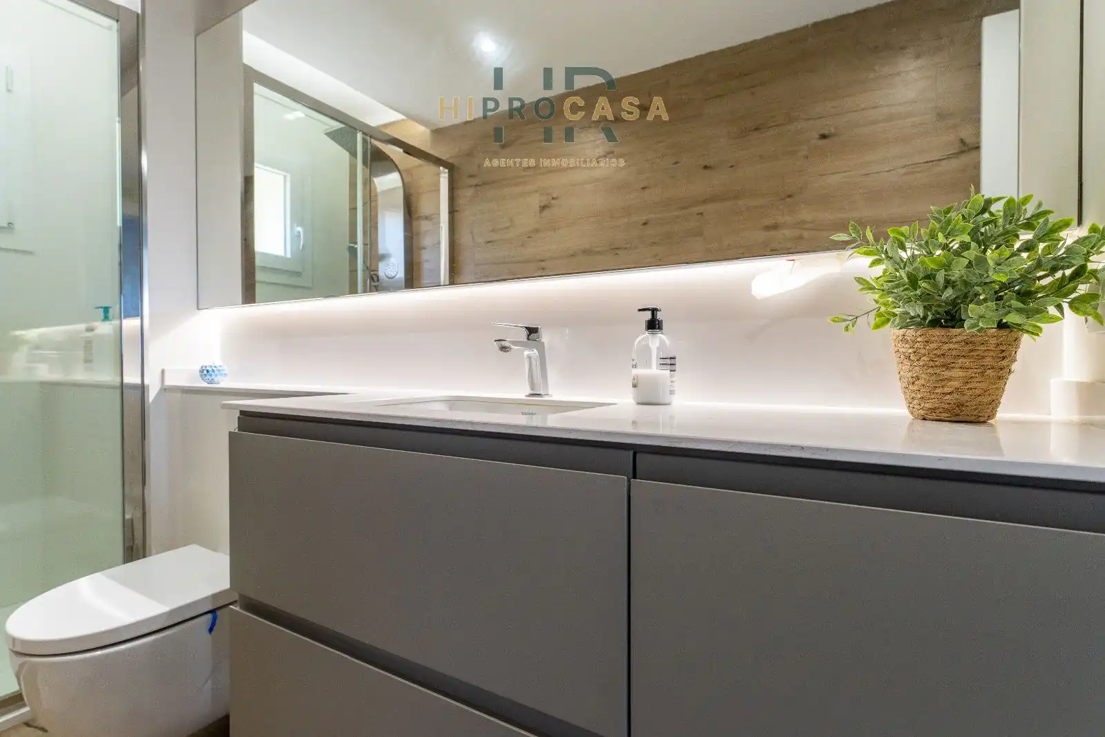 Baño de Piso en venta en Población de Arroyo con Terraza y Amueblado