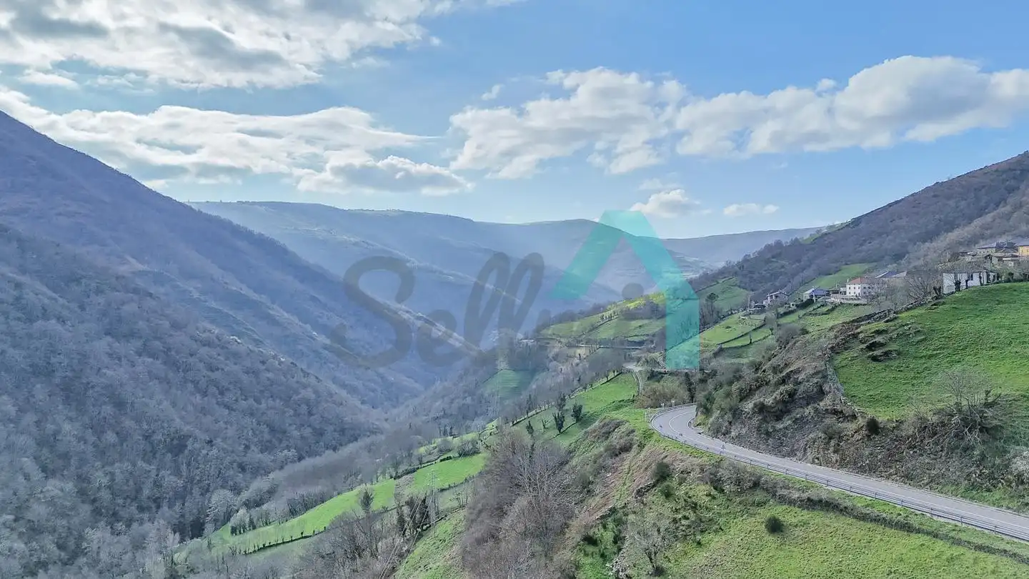 Vista exterior de Casa adosada en venda en Cangas del Narcea amb Calefacció, Jardí privat i Terrassa