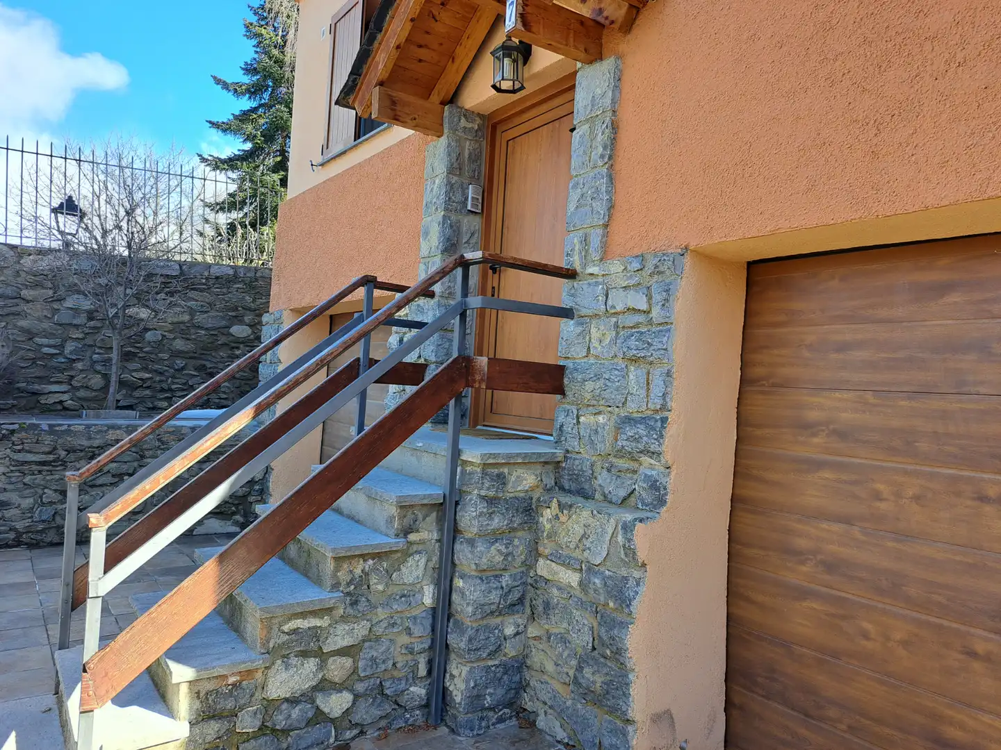 Vista exterior de Casa o xalet en venda en Fontanals de Cerdanya amb Calefacció, Terrassa i Moblat