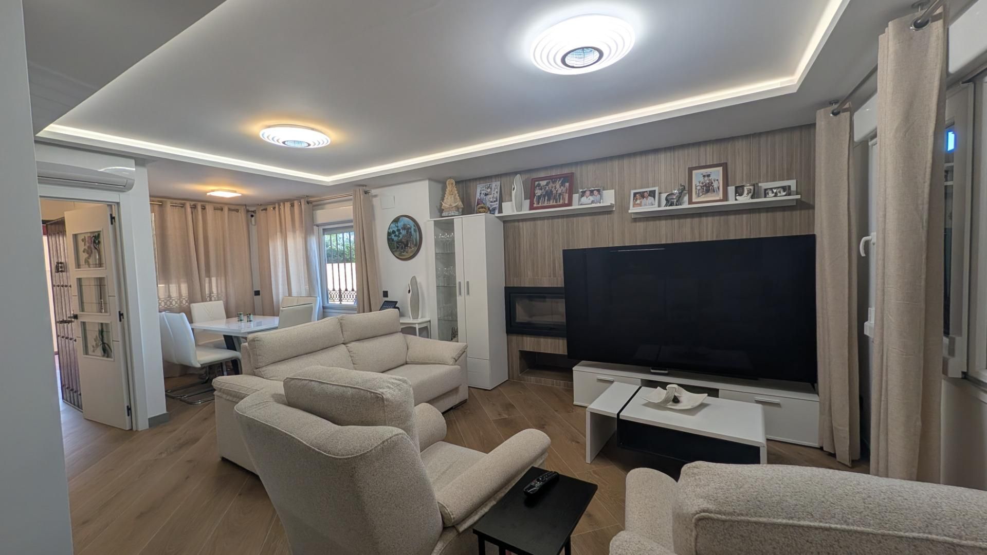 Sala d'estar de Casa adosada en venda en Benidorm amb Aire condicionat, Jardí privat i Terrassa