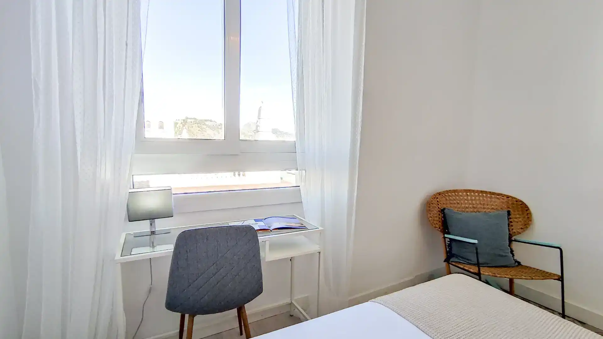 Schlafzimmer von Dachboden zur Miete in Málaga mit Klimaanlage, Abstellraum und Möbliert