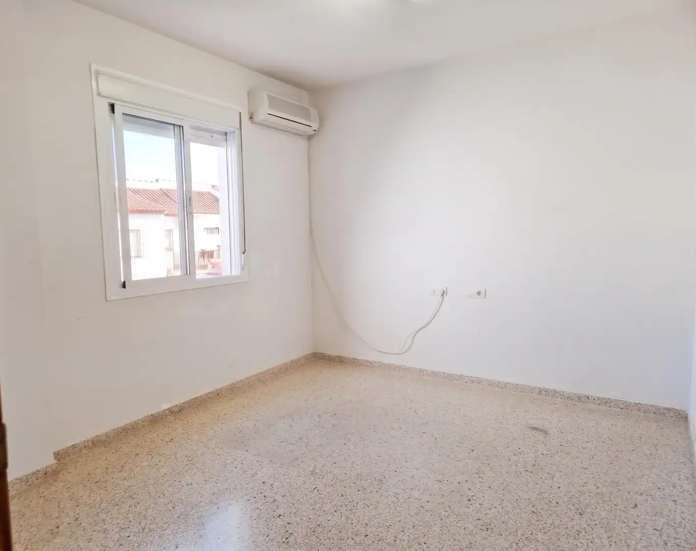Dormitori de Casa adosada en venda en Umbrete amb Aire condicionat, Calefacció i Jardí privat