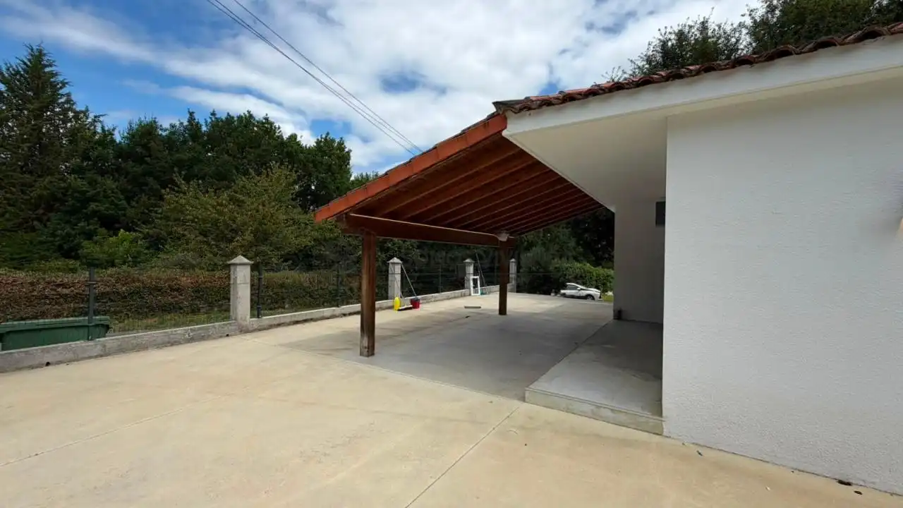 Aparcament de Casa o xalet en venda en Ourense Capital  amb Calefacció, Jardí privat i Terrassa