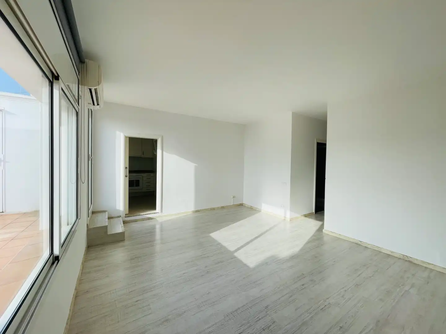 Sala de estar de Ático en venta en Barcelona con Aire acondicionado, Calefacción y Parquet