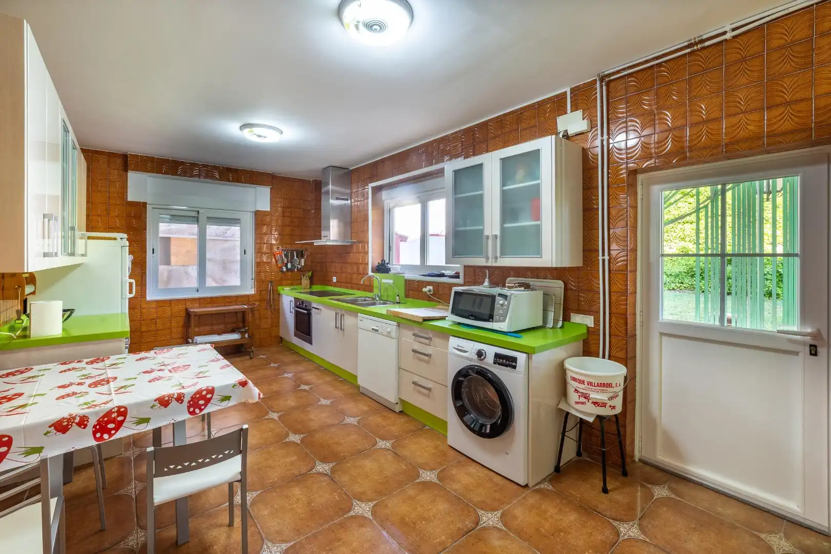 Cuina de Casa o xalet en venda en Tudela de Duero amb Calefacció, Jardí privat i Terrassa
