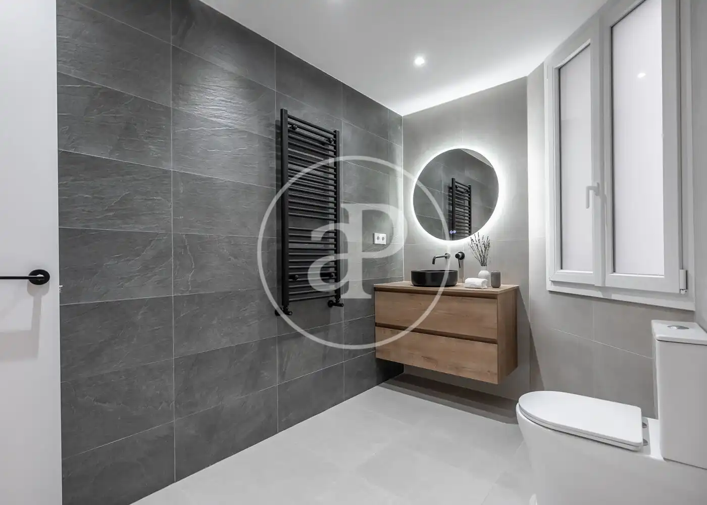 Badezimmer von Wohnung zum Verkauf in Madrid mit Klimaanlage, Heizung und Abstellraum