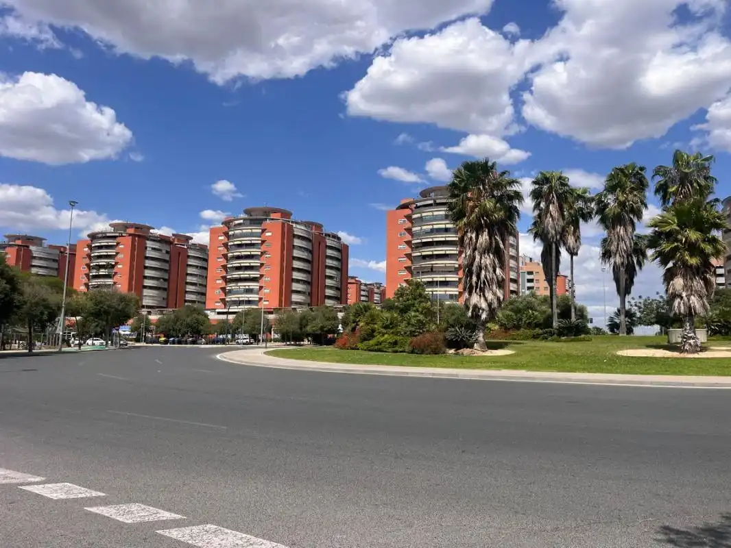 Vista exterior de Casa adosada en venda en Sevilla amb Aire condicionat, Calefacció i Jardí privat